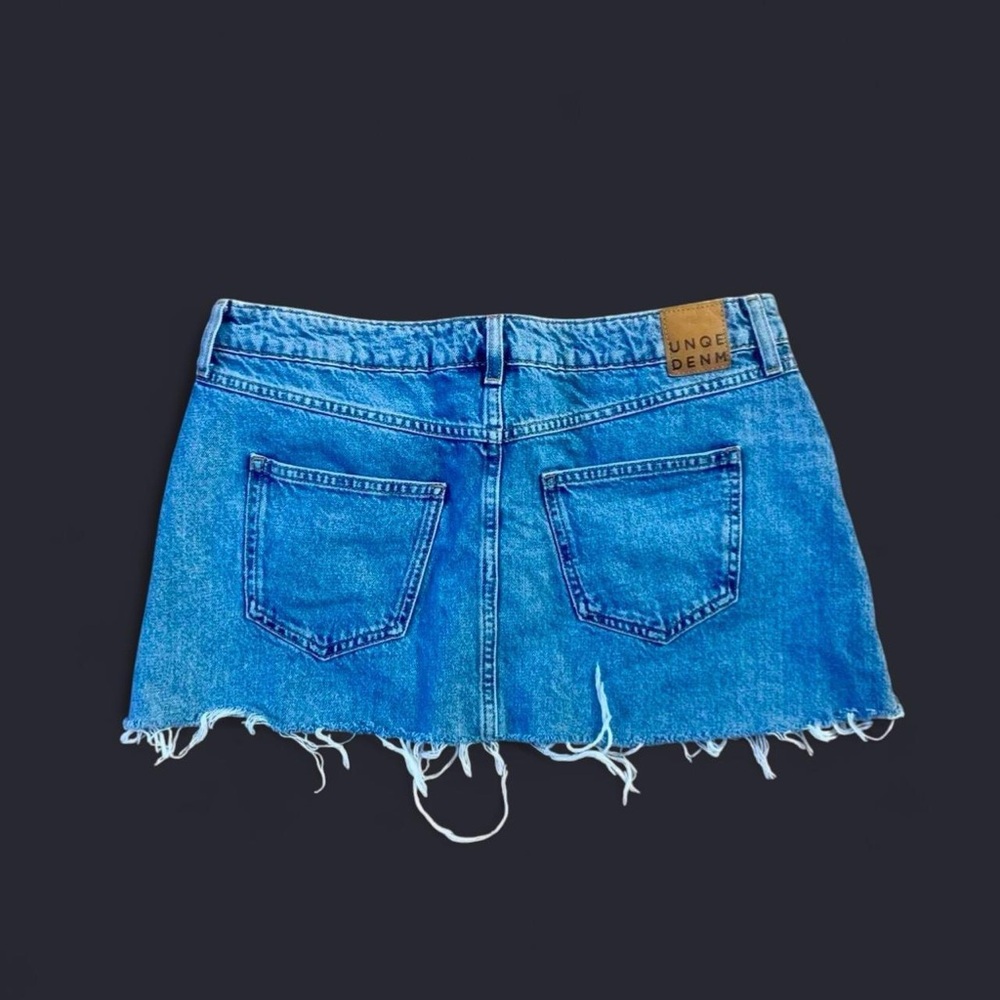 Vintage-Inspired Blue Denim Mini Skirt with Frayed Hem